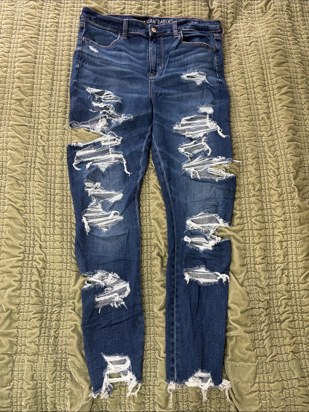 American Eagle extreme distressed jegging